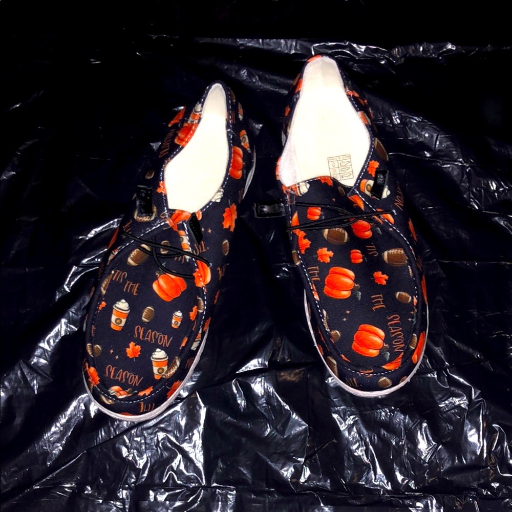 Black pumpkin print sneakers